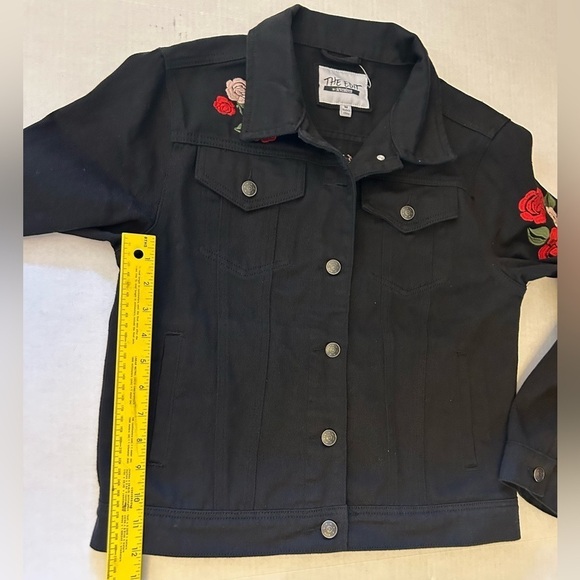 The Edit by Seventeen Love Me black jean jacket w/embroidered flowers Sz-M. W11 - Picture 13 of 14